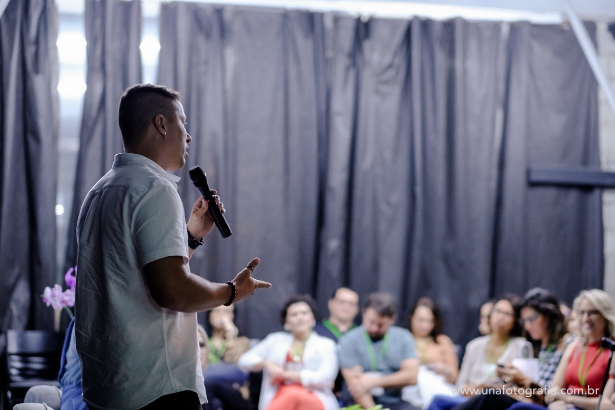 kerk no meio da sala cheia numa edição do café com branding, participantes sentados em volta