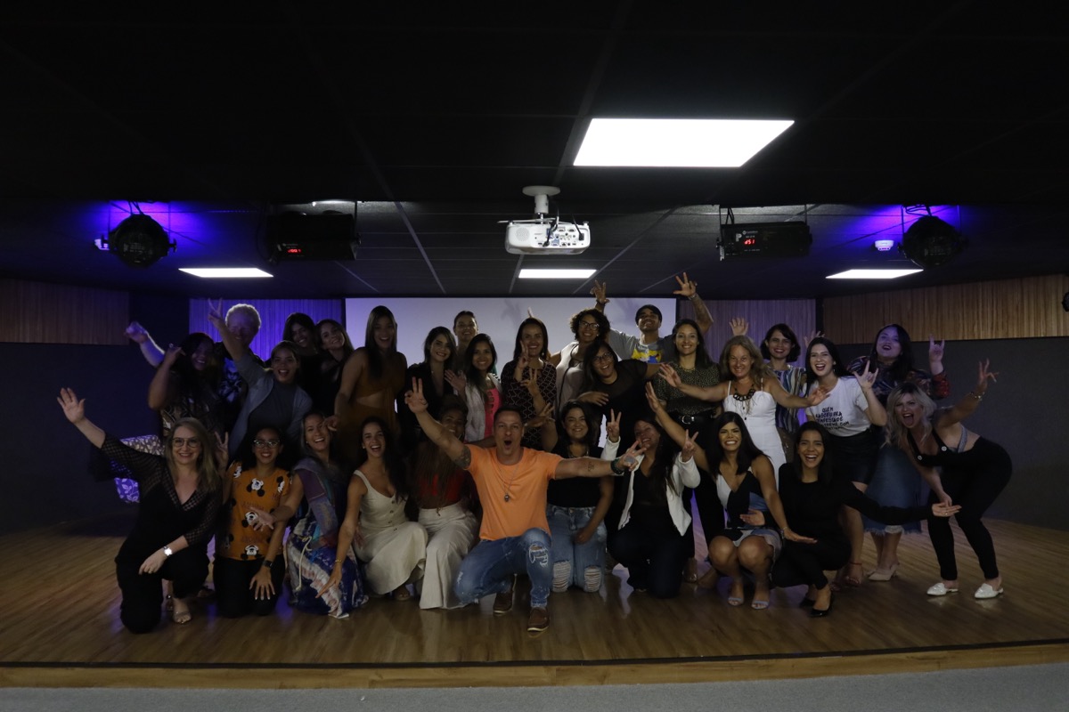 foto de grupo no fim de uma edição do café com branding, participantes comemorando